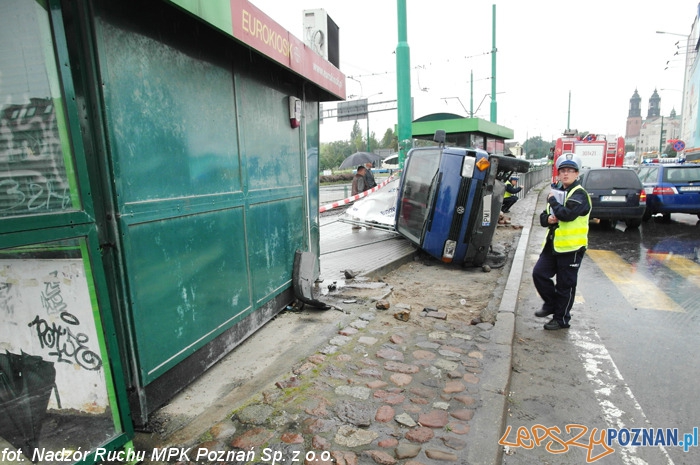Wypadek na Rondzie Śródka Foto: MPK Wypadek na Rondzie Śródka Foto: MPK