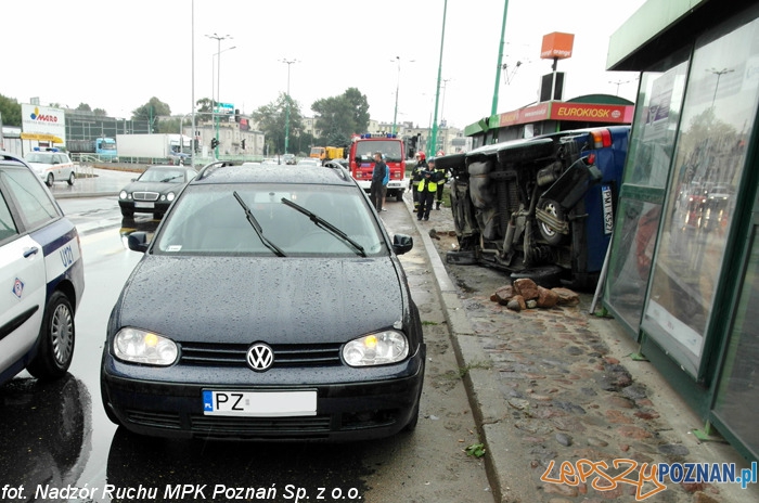 Wypadek na Rondzie Śródka Foto: MPK Wypadek na Rondzie Śródka Foto: MPK