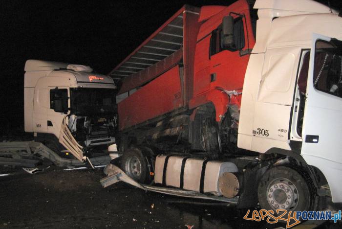 Zmiażdżone ciężarówki na A2 Foto: KM PSP w Poznaniu Zmiażdżone ciężarówki na A2 Foto: KM PSP w Poznaniu