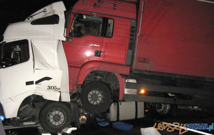 Zmiażdżone ciężarówki na A2 Foto: KM PSP w Poznaniu Zmiażdżone ciężarówki na A2 Foto: KM PSP w Poznaniu