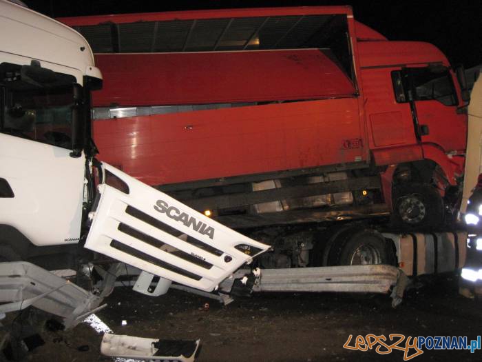 Zmiażdżone ciężarówki na A2 Foto: KM PSP w Poznaniu Zmiażdżone ciężarówki na A2 Foto: KM PSP w Poznaniu