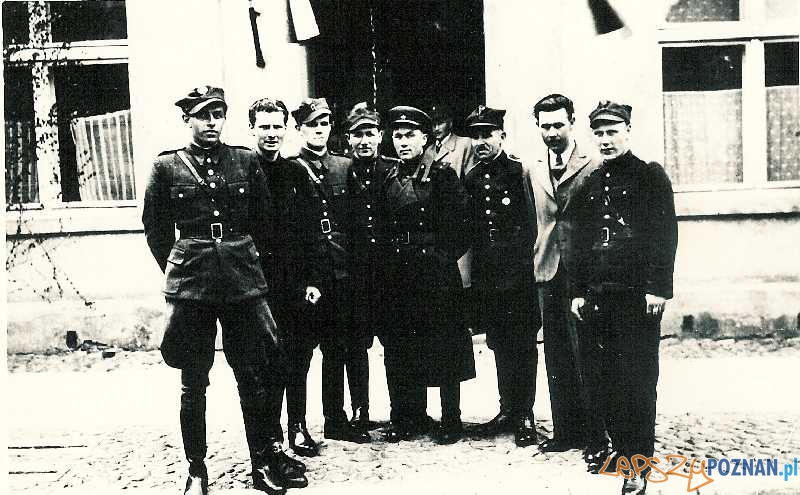 Dowództwo Komendy Milicji Obywatelskiej na powiat nowotomyski - marzec 1945 roku powołane z ochotników, mieszkańców Nowego Tomyśla i okolic. Zdjęcie wykonane przed budynkiem ówczesnej  komendy.  Foto: Komenda Powiatowa Policji w Nowym Tomyślu