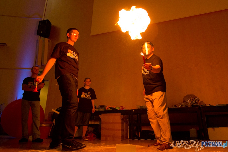 Noc Naukowców 2011 - Politechnika Poznańska - Fizyka AERO SHOW Foto: lepszyPOZNAN.pl / Piotr Rychter Noc Naukowców 2011 - Politechnika Poznańska - Fizyka AERO SHOW Foto: lepszyPOZNAN.pl / Piotr Rychter