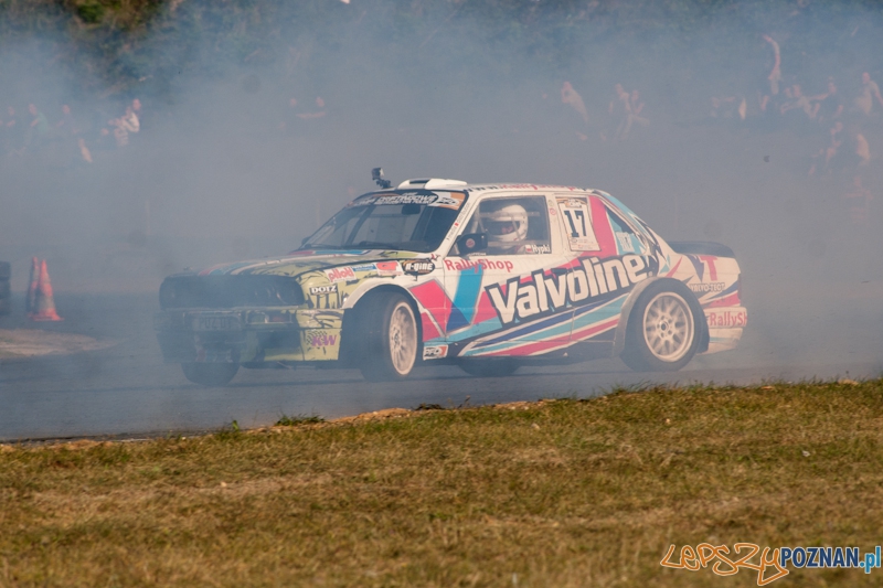 n-gine Driftingowe Mistrzostwa Polski 2011 - Tor Poznań 2.10.2011 r. Foto: LepszyPOZNAN.pl / Paweł Rychter n-gine Driftingowe Mistrzostwa Polski 2011 - Tor Poznań 2.10.2011 r. Foto: LepszyPOZNAN.pl / Paweł Rychter