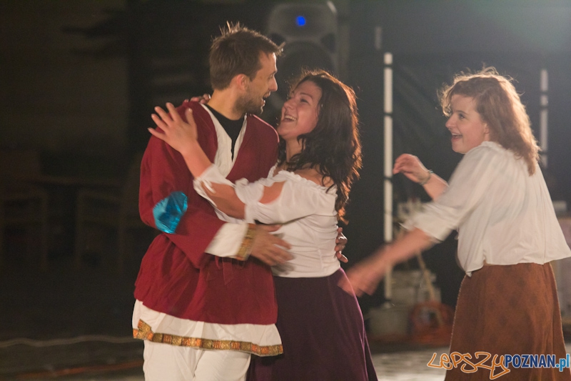 Jesienna Kampania Teatralna - Teatr Ewolucji Cienia - Fin Amor - Stary Rynek 8.09.2011 r. Foto: lepszyPOZNAN.pl / Piotr Rychter Jesienna Kampania Teatralna - Teatr Ewolucji Cienia - Fin Amor - Stary Rynek 8.09.2011 r. Foto: lepszyPOZNAN.pl / Piotr Rychter