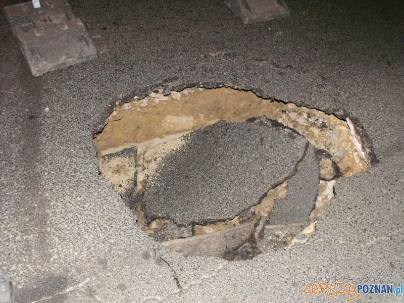 Wyrwa na Głogowskiej Foto: lazarz.pl Wyrwa na Głogowskiej Foto: lazarz.pl