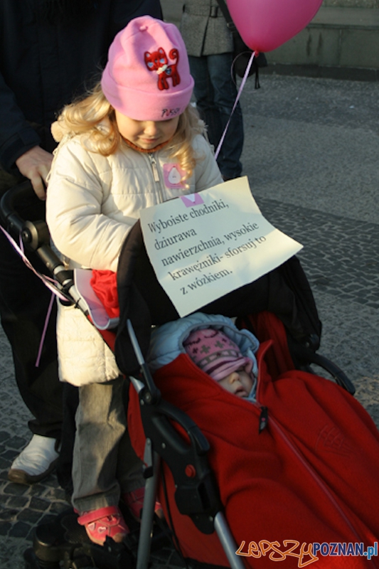 Krytyczna Masa Wózkowa - Poznań - 20.11.2011 r. Foto: Ewelina Gutowska Krytyczna Masa Wózkowa - Poznań - 20.11.2011 r. Foto: Ewelina Gutowska
