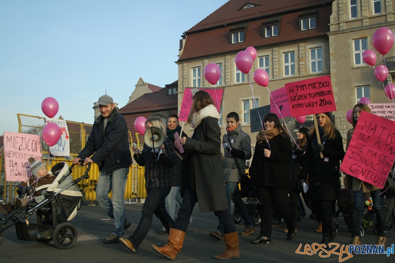 Krytyczna Masa Wózkowa - Poznań - 20.11.2011 r. Foto: Ewelina Gutowska Krytyczna Masa Wózkowa - Poznań - 20.11.2011 r. Foto: Ewelina Gutowska