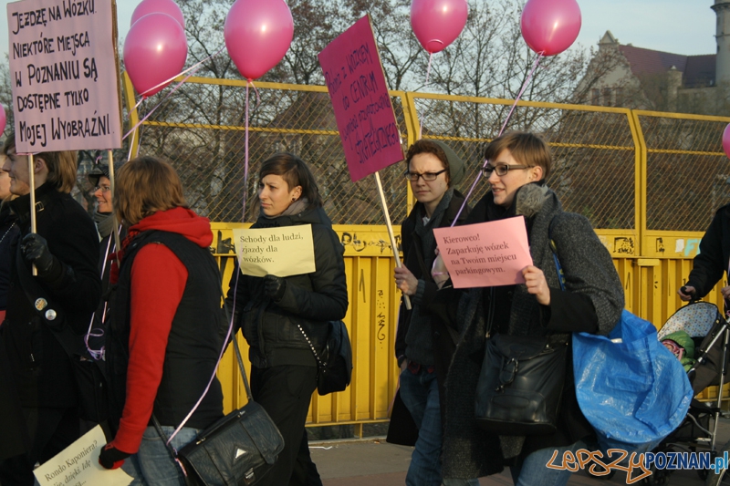 Krytyczna Masa Wózkowa - Poznań - 20.11.2011 r. Foto: Ewelina Gutowska Krytyczna Masa Wózkowa - Poznań - 20.11.2011 r. Foto: Ewelina Gutowska