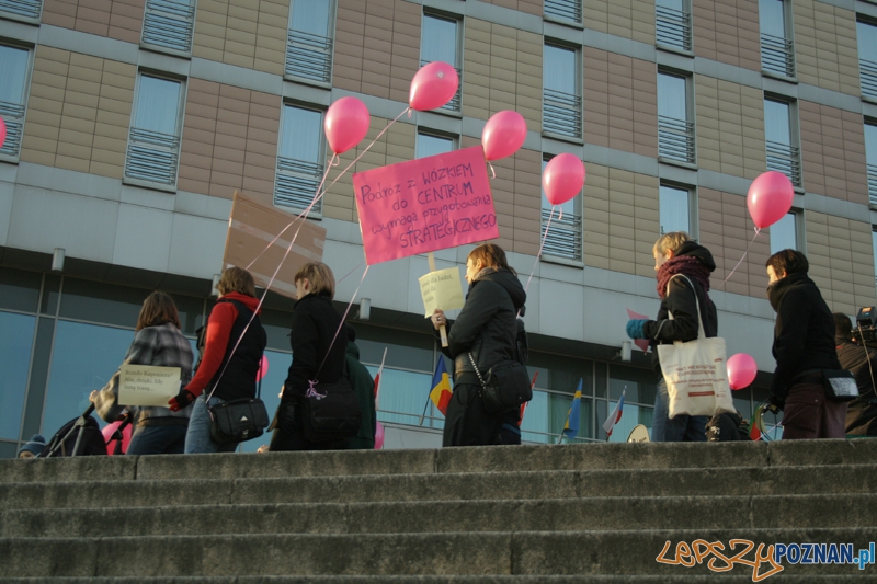 Krytyczna Masa Wózkowa - Poznań - 20.11.2011 r. Foto: Ewelina Gutowska Krytyczna Masa Wózkowa - Poznań - 20.11.2011 r. Foto: Ewelina Gutowska