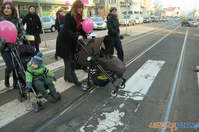 Krytyczna Masa Wózkowa - Poznań - 20.11.2011 r. Foto: Ewelina Gutowska Krytyczna Masa Wózkowa - Poznań - 20.11.2011 r. Foto: Ewelina Gutowska