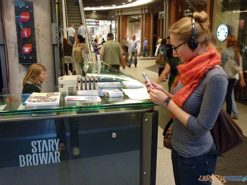 Audioprzewodniki w Starym Browarze - odbiór w punktach info - fot. archiwum MOOV More Video Foto: Audioprzewodniki w Starym Browarze - odbiór w punktach info - fot. archiwum MOOV More Video Foto: