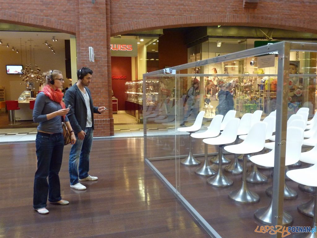 Audioprzewodniki w Starym Browarze - odsłuch tekstu na temat dzieła Rafaela Lozano Hemmera, fot. archiwum MOOV More Video (3) Foto: Audioprzewodniki w Starym Browarze - odsłuch tekstu na temat dzieła Rafaela Lozano Hemmera, fot. archiwum MOOV More Video (3) Foto: