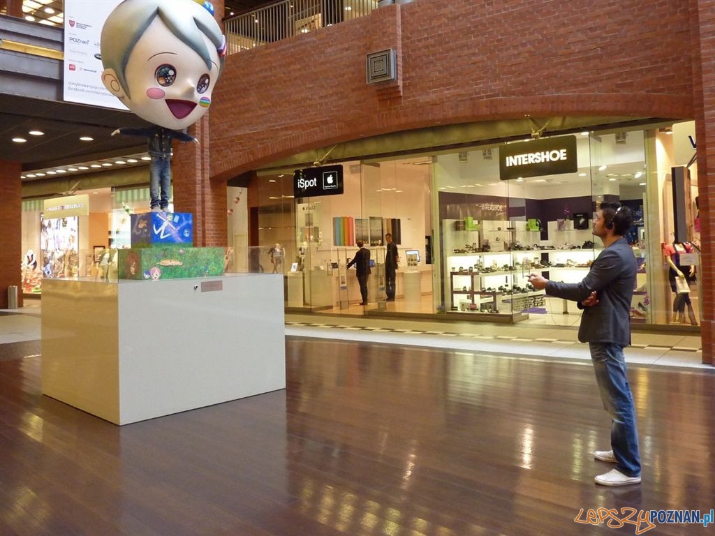 Audioprzewodniki w Starym Browarze - odsłuch tekstu na temat dzieła sztuki autorstwa Mr. Kozouzu fot. archiwum MOOV More Video (2) Foto: Audioprzewodniki w Starym Browarze - odsłuch tekstu na temat dzieła sztuki autorstwa Mr. Kozouzu fot. archiwum MOOV More Video (2) Foto: