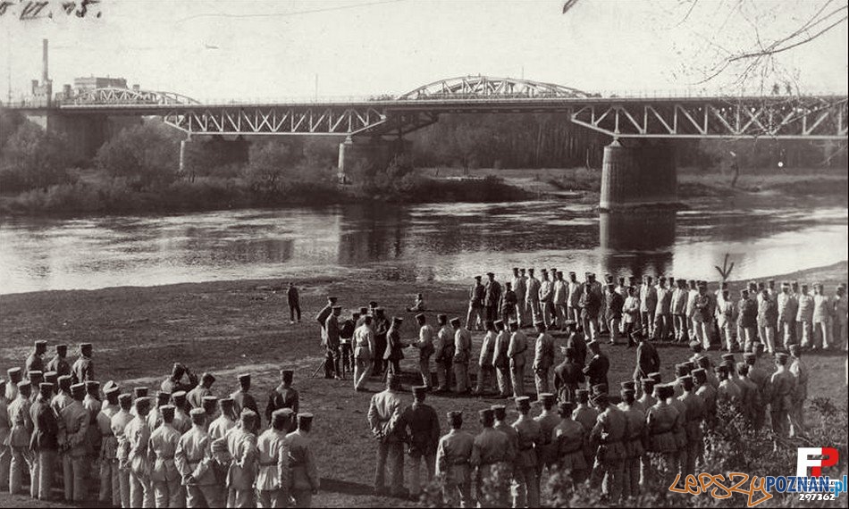 Wręczenie odznaczeń Regimentu Poznańskiego, 15 czerwca 1915 Most Starołęcki (Dębiński) Foto: fotopolska.eu Wręczenie odznaczeń Regimentu Poznańskiego, 15 czerwca 1915 Most Starołęcki (Dębiński) Foto: fotopolska.eu
