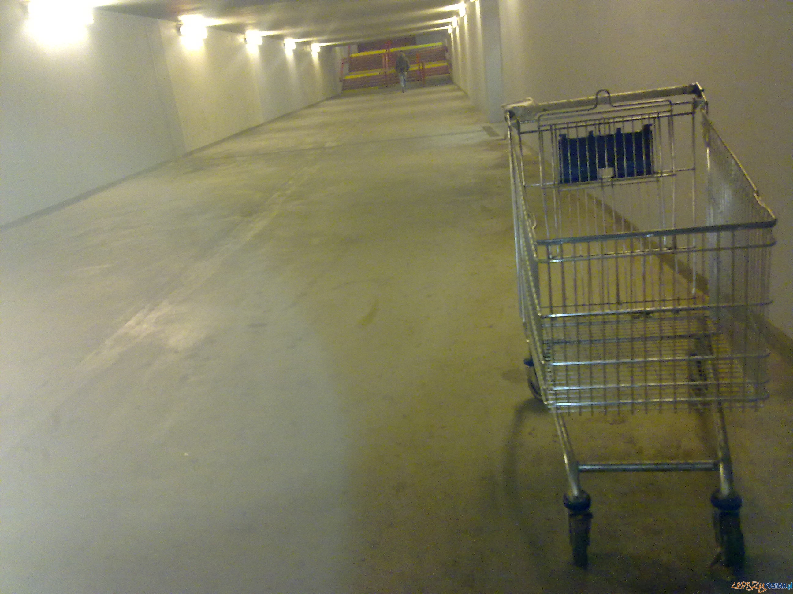 Zakupy w tunelu na Górczynie Foto: Zakupy w tunelu na Górczynie Foto: