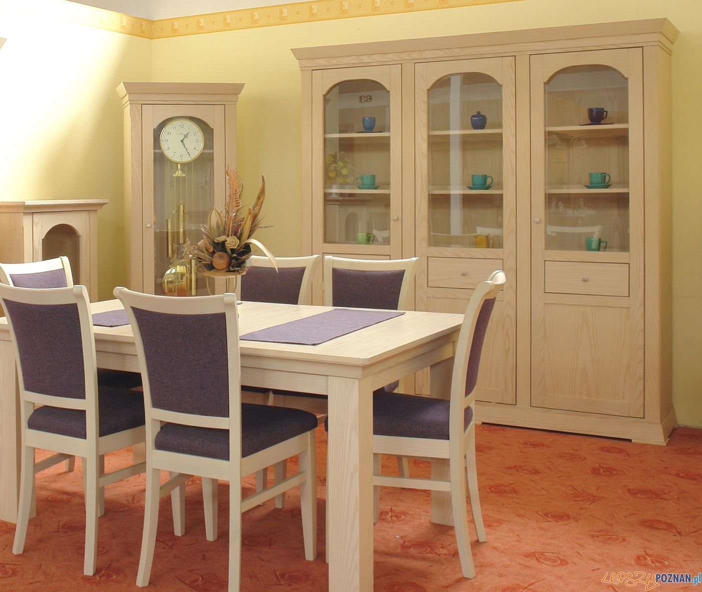 Witryna stojąca 3-drzwiowa z zestawu "Juliette" wyprodukowana przez Zakład Stolarski Rafał Maćkowiak Foto: H. Błachnio Witryna stojąca 3-drzwiowa z zestawu "Juliette" wyprodukowana przez Zakład Stolarski Rafał Maćkowiak Foto: H. Błachnio