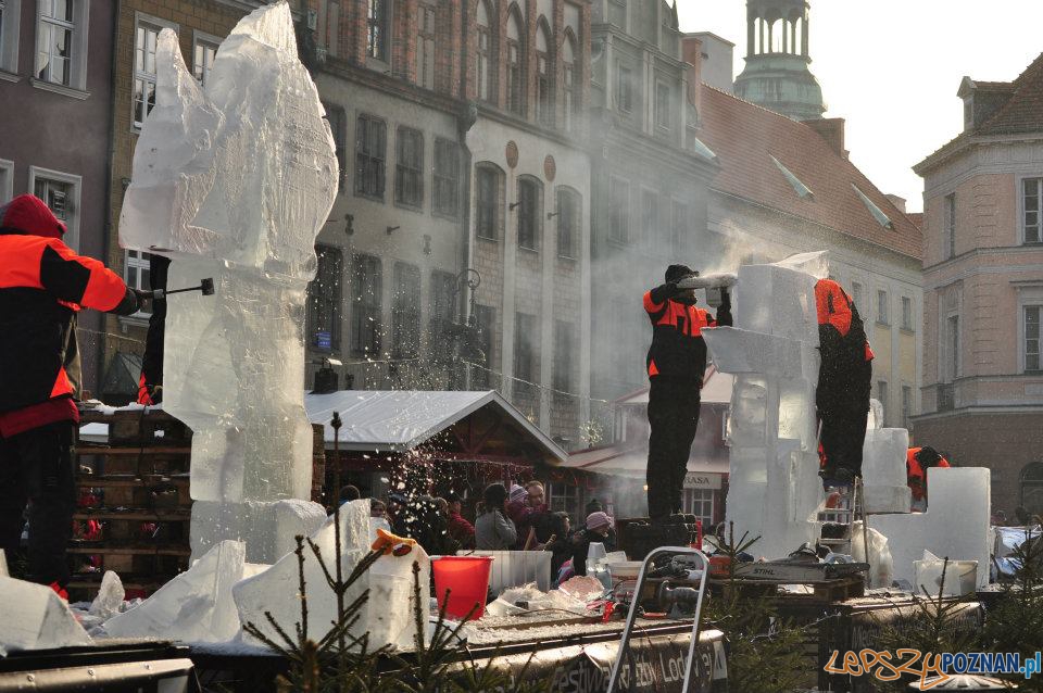 Festiwal Rzeźby Lodowej - dzień drugi - Stary Rynek 11.12.2011 r. Foto: Ewa Kornatowska Festiwal Rzeźby Lodowej - dzień drugi - Stary Rynek 11.12.2011 r. Foto: Ewa Kornatowska