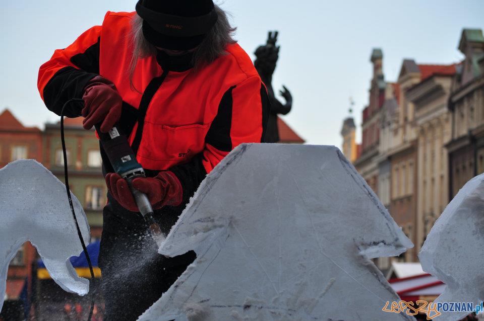 Festiwal Rzeźby Lodowej - dzień drugi - Stary Rynek 11.12.2011 r. Foto: Ewa Kornatowska Festiwal Rzeźby Lodowej - dzień drugi - Stary Rynek 11.12.2011 r. Foto: Ewa Kornatowska