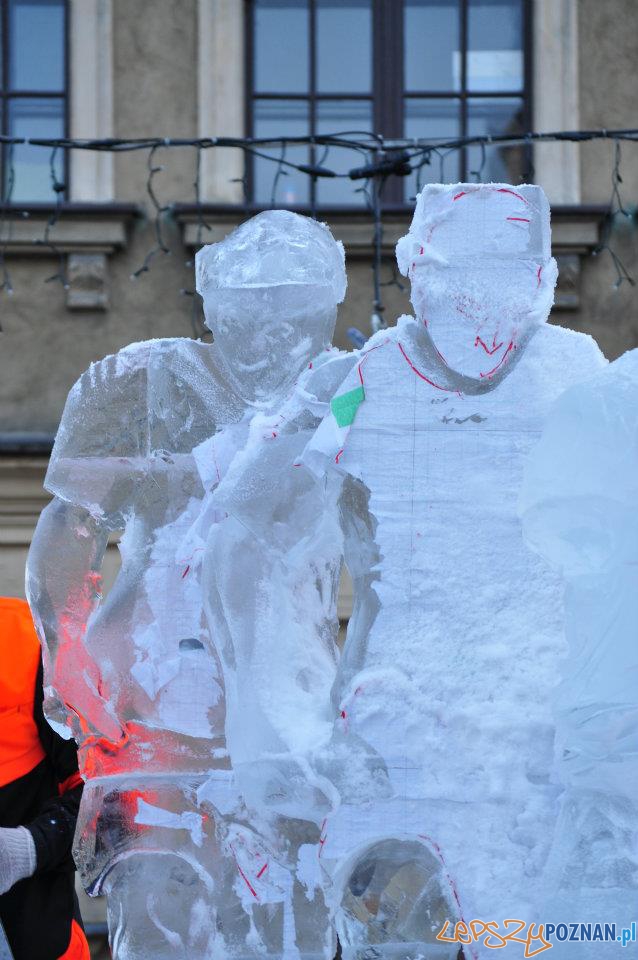 Festiwal Rzeźby Lodowej - dzień drugi - Stary Rynek 11.12.2011 r. Foto: Ewa Kornatowska Festiwal Rzeźby Lodowej - dzień drugi - Stary Rynek 11.12.2011 r. Foto: Ewa Kornatowska