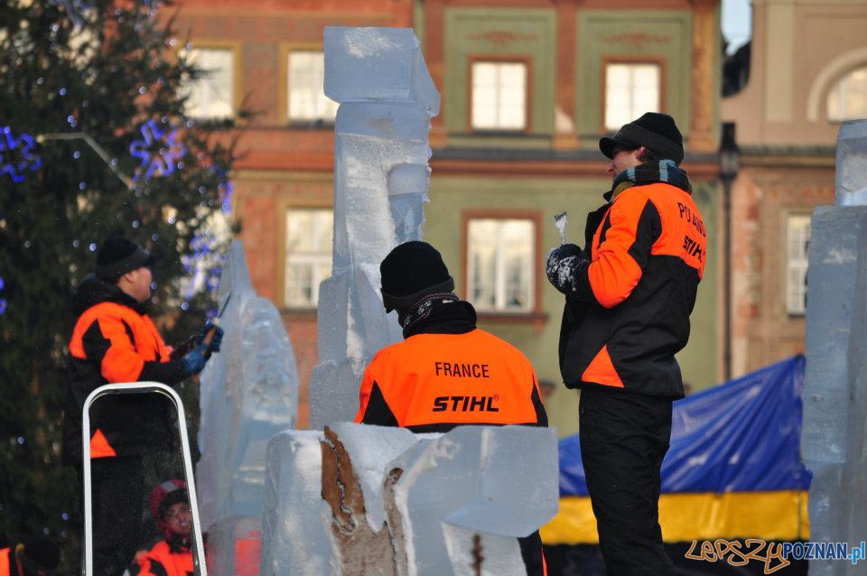 Festiwal Rzeźby Lodowej - dzień drugi - Stary Rynek 11.12.2011 r. Foto: Ewa Kornatowska Festiwal Rzeźby Lodowej - dzień drugi - Stary Rynek 11.12.2011 r. Foto: Ewa Kornatowska