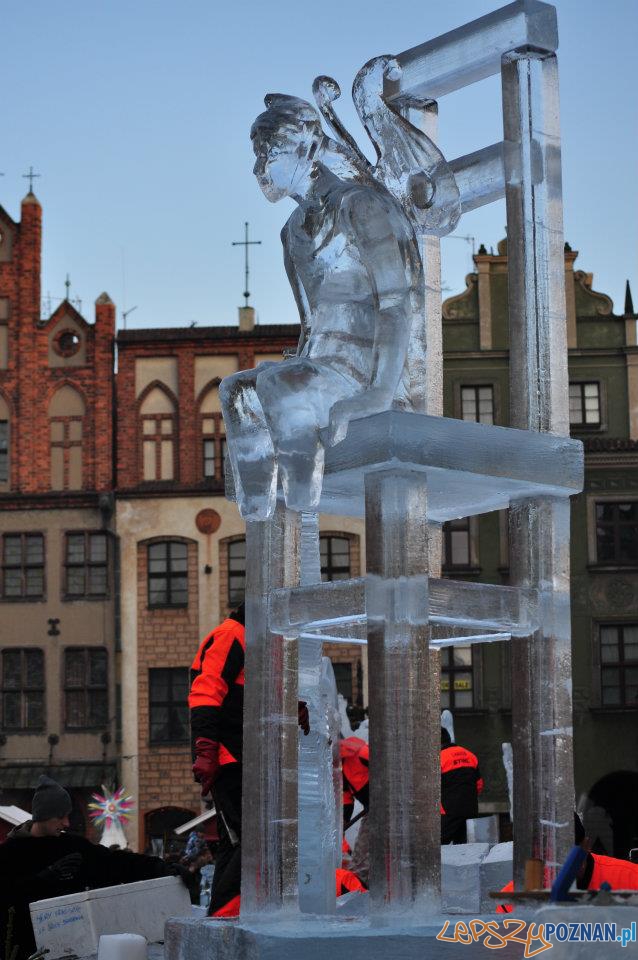 Festiwal Rzeźby Lodowej - dzień drugi - Stary Rynek 11.12.2011 r. Foto: Ewa Kornatowska Festiwal Rzeźby Lodowej - dzień drugi - Stary Rynek 11.12.2011 r. Foto: Ewa Kornatowska