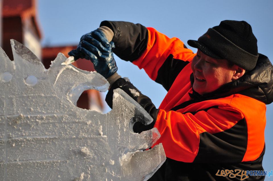 Festiwal Rzeźby Lodowej - dzień drugi - Stary Rynek 11.12.2011 r. Foto: Ewa Kornatowska Festiwal Rzeźby Lodowej - dzień drugi - Stary Rynek 11.12.2011 r. Foto: Ewa Kornatowska
