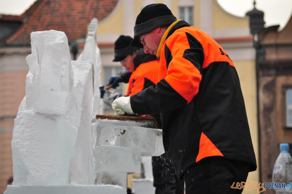 Festiwal Rzeźby Lodowej - dzień drugi - Stary Rynek 11.12.2011 r. Foto: Ewa Kornatowska Festiwal Rzeźby Lodowej - dzień drugi - Stary Rynek 11.12.2011 r. Foto: Ewa Kornatowska