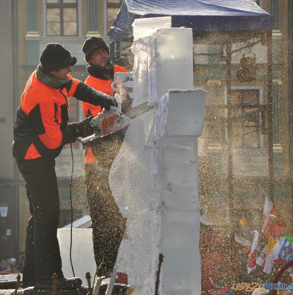 Festiwal Rzeźby Lodowej - dzień drugi - Stary Rynek 11.12.2011 r. Foto: Ewa Kornatowska Festiwal Rzeźby Lodowej - dzień drugi - Stary Rynek 11.12.2011 r. Foto: Ewa Kornatowska