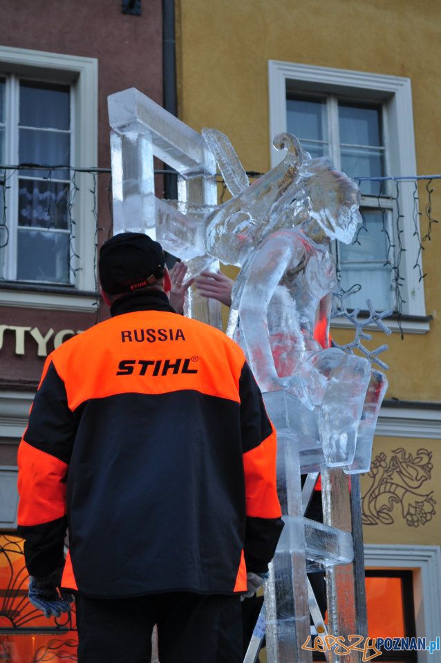 Festiwal Rzeźby Lodowej - dzień drugi - Stary Rynek 11.12.2011 r. Foto: Ewa Kornatowska Festiwal Rzeźby Lodowej - dzień drugi - Stary Rynek 11.12.2011 r. Foto: Ewa Kornatowska