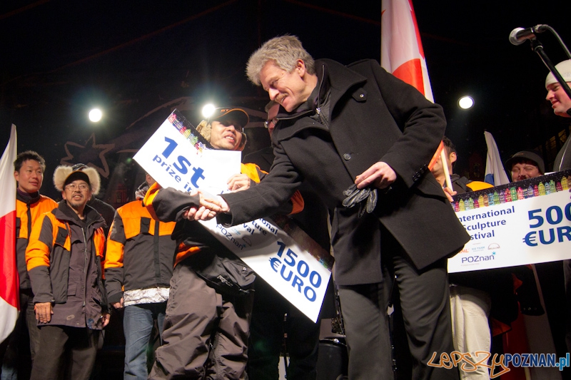 Festiwal Rzeźby Lodowej - wręczenie nagród - Victor Dagatan, Angelito Baban - 1 miejsce - 11.12.2011 r. Foto: lepszyPOZNAN.pl / Piotr Rychter Festiwal Rzeźby Lodowej - wręczenie nagród - Victor Dagatan, Angelito Baban - 1 miejsce - 11.12.2011 r. Foto: lepszyPOZNAN.pl / Piotr Rychter