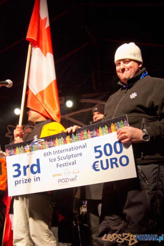 Festiwal Rzeźby Lodowej - wręczenie nagród Suguru Kanbayashi i Kevin Ashe 3 miejsce - 11.12.2011 r. Foto: lepszyPOZNAN.pl / Piotr Rychter Festiwal Rzeźby Lodowej - wręczenie nagród Suguru Kanbayashi i Kevin Ashe 3 miejsce - 11.12.2011 r. Foto: lepszyPOZNAN.pl / Piotr Rychter