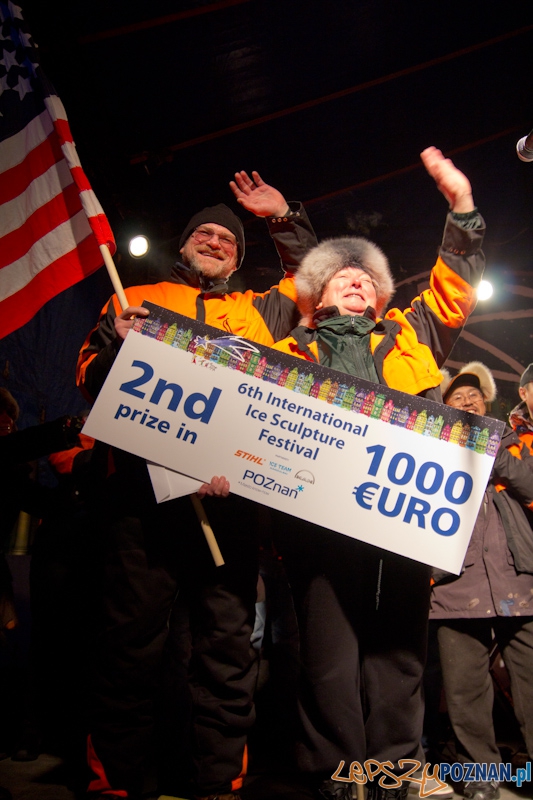 Festiwal Rzeźby Lodowej - wręczenie nagród Nadia Fedotova, Vladimir Zhikhartsev - 2 miejsce - 11.12.2011 r. Foto: lepszyPOZNAN.pl / Piotr Rychter Festiwal Rzeźby Lodowej - wręczenie nagród Nadia Fedotova, Vladimir Zhikhartsev - 2 miejsce - 11.12.2011 r. Foto: lepszyPOZNAN.pl / Piotr Rychter