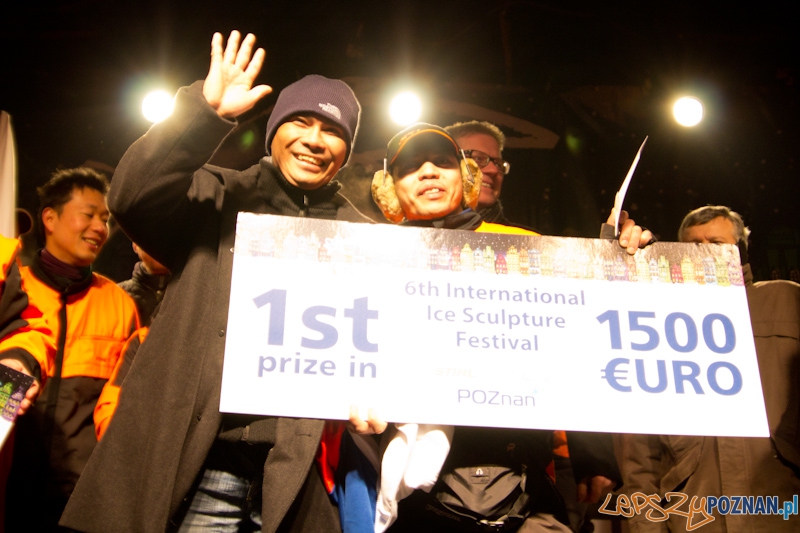 Festiwal Rzeźby Lodowej - wręczenie nagród - Victor Dagatan, Angelito Baban - 1 miejsce - 11.12.2011 r. Foto: lepszyPOZNAN.pl / Piotr Rychter Festiwal Rzeźby Lodowej - wręczenie nagród - Victor Dagatan, Angelito Baban - 1 miejsce - 11.12.2011 r. Foto: lepszyPOZNAN.pl / Piotr Rychter