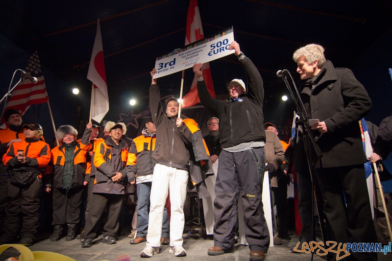 Festiwal Rzeźby Lodowej - wręczenie nagród Suguru Kanbayashi i Kevin Ashe 3 miejsce - 11.12.2011 r. Foto: lepszyPOZNAN.pl / Piotr Rychter Festiwal Rzeźby Lodowej - wręczenie nagród Suguru Kanbayashi i Kevin Ashe 3 miejsce - 11.12.2011 r. Foto: lepszyPOZNAN.pl / Piotr Rychter