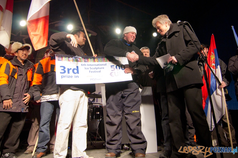Festiwal Rzeźby Lodowej - wręczenie nagród Suguru Kanbayashi i Kevin Ashe 3 miejsce - 11.12.2011 r. Foto: lepszyPOZNAN.pl / Piotr Rychter Festiwal Rzeźby Lodowej - wręczenie nagród Suguru Kanbayashi i Kevin Ashe 3 miejsce - 11.12.2011 r. Foto: lepszyPOZNAN.pl / Piotr Rychter