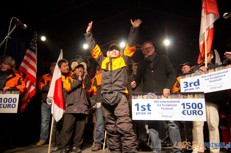 Festiwal Rzeźby Lodowej - wręczenie nagród - Victor Dagatan, Angelito Baban - 1 miejsce - 11.12.2011 r. Foto: lepszyPOZNAN.pl / Piotr Rychter Festiwal Rzeźby Lodowej - wręczenie nagród - Victor Dagatan, Angelito Baban - 1 miejsce - 11.12.2011 r. Foto: lepszyPOZNAN.pl / Piotr Rychter