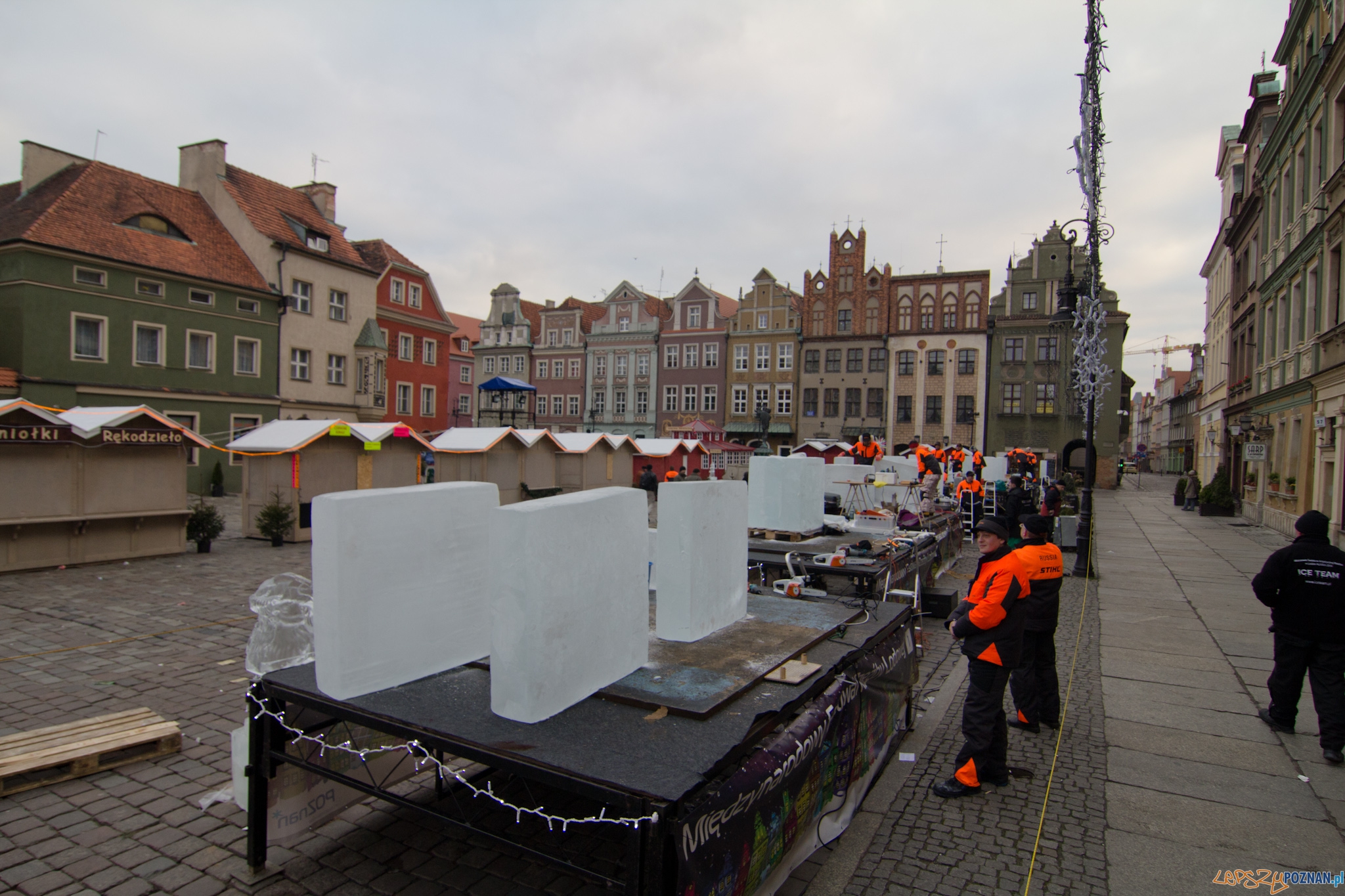 Festiwal Rzeźby Lodowej - dzień drugi - Stary Rynek 11.12.2011 r. Foto: lepszyPOZNAN.pl / Piotr Rychter Festiwal Rzeźby Lodowej - dzień drugi - Stary Rynek 11.12.2011 r. Foto: lepszyPOZNAN.pl / Piotr Rychter