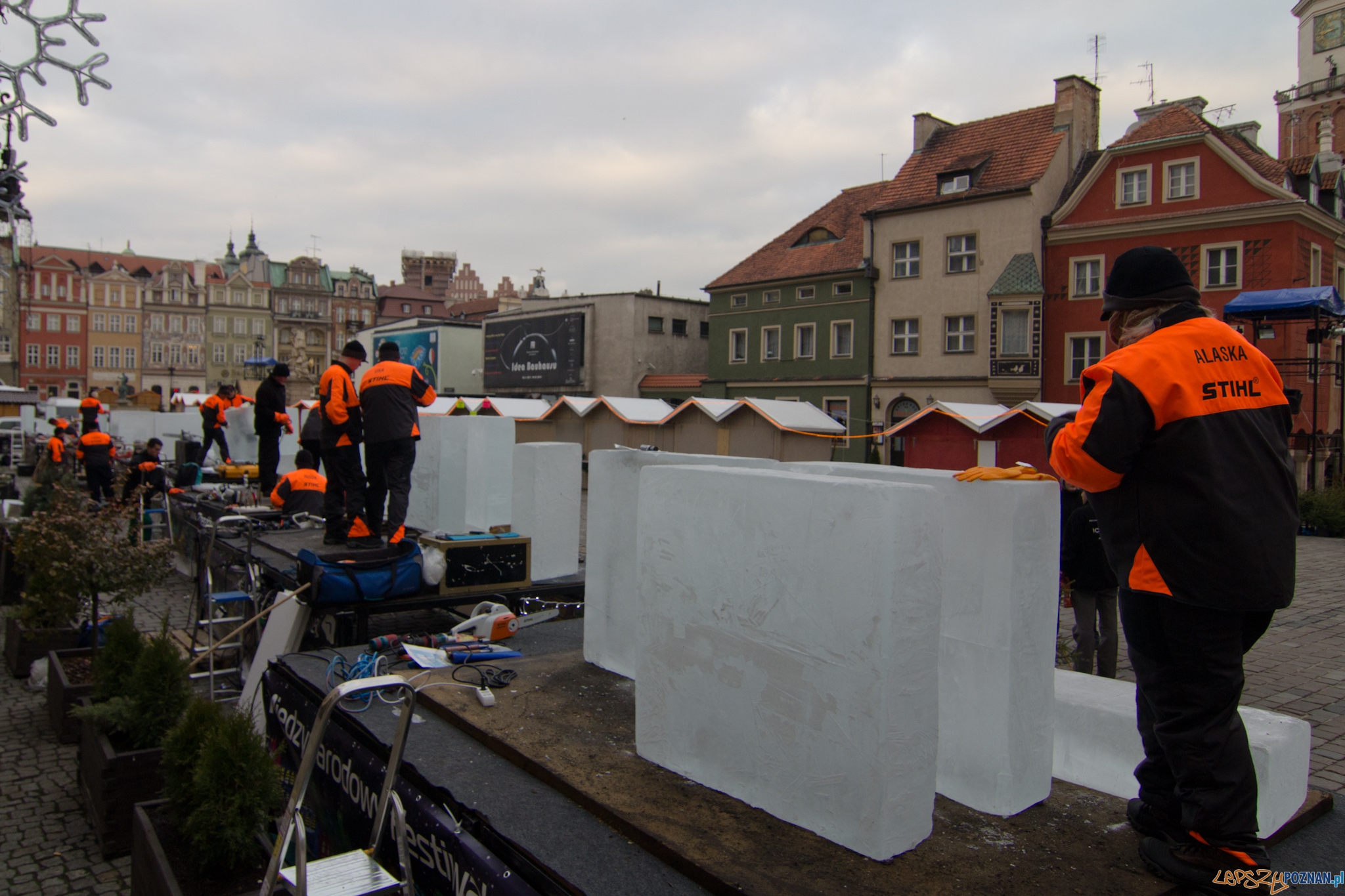 Festiwal Rzeźby Lodowej - dzień drugi - Stary Rynek 11.12.2011 r. Foto: lepszyPOZNAN.pl / Piotr Rychter Festiwal Rzeźby Lodowej - dzień drugi - Stary Rynek 11.12.2011 r. Foto: lepszyPOZNAN.pl / Piotr Rychter