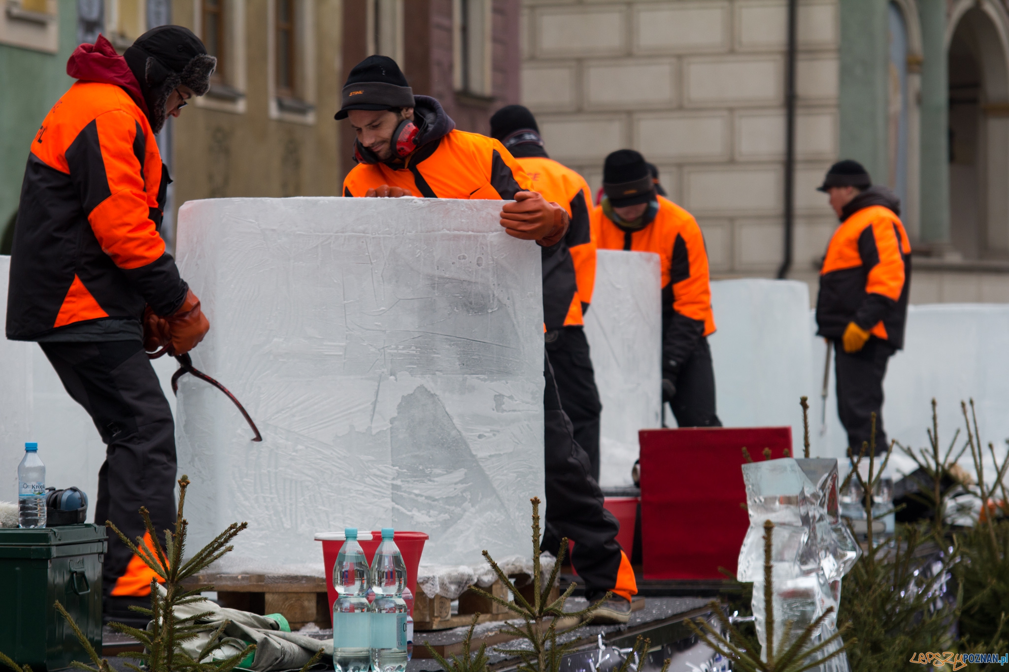 Festiwal Rzeźby Lodowej - dzień drugi - Stary Rynek 11.12.2011 r. Foto: lepszyPOZNAN.pl / Piotr Rychter Festiwal Rzeźby Lodowej - dzień drugi - Stary Rynek 11.12.2011 r. Foto: lepszyPOZNAN.pl / Piotr Rychter