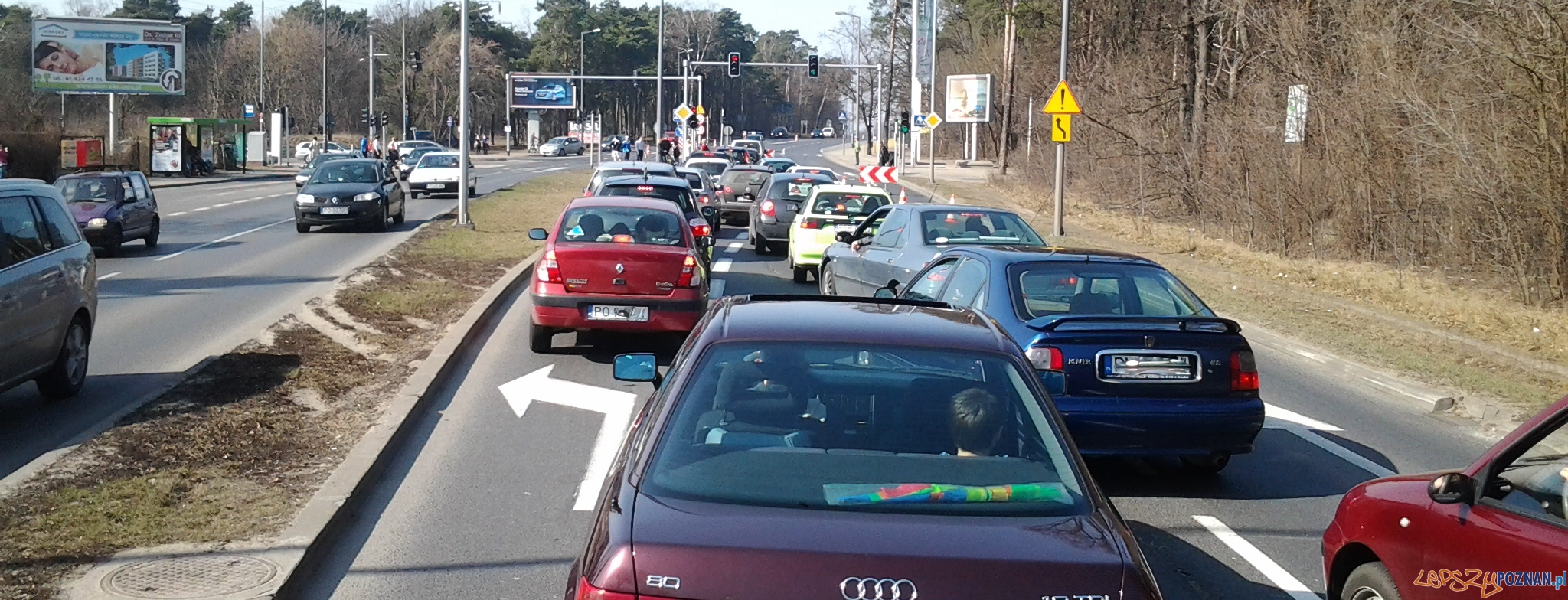 Bałagan przed skrętem w Chartowo - samochody upychane na jeden pas Foto: lepszyPOZNAN.pl / ag Bałagan przed skrętem w Chartowo - samochody upychane na jeden pas Foto: lepszyPOZNAN.pl / ag