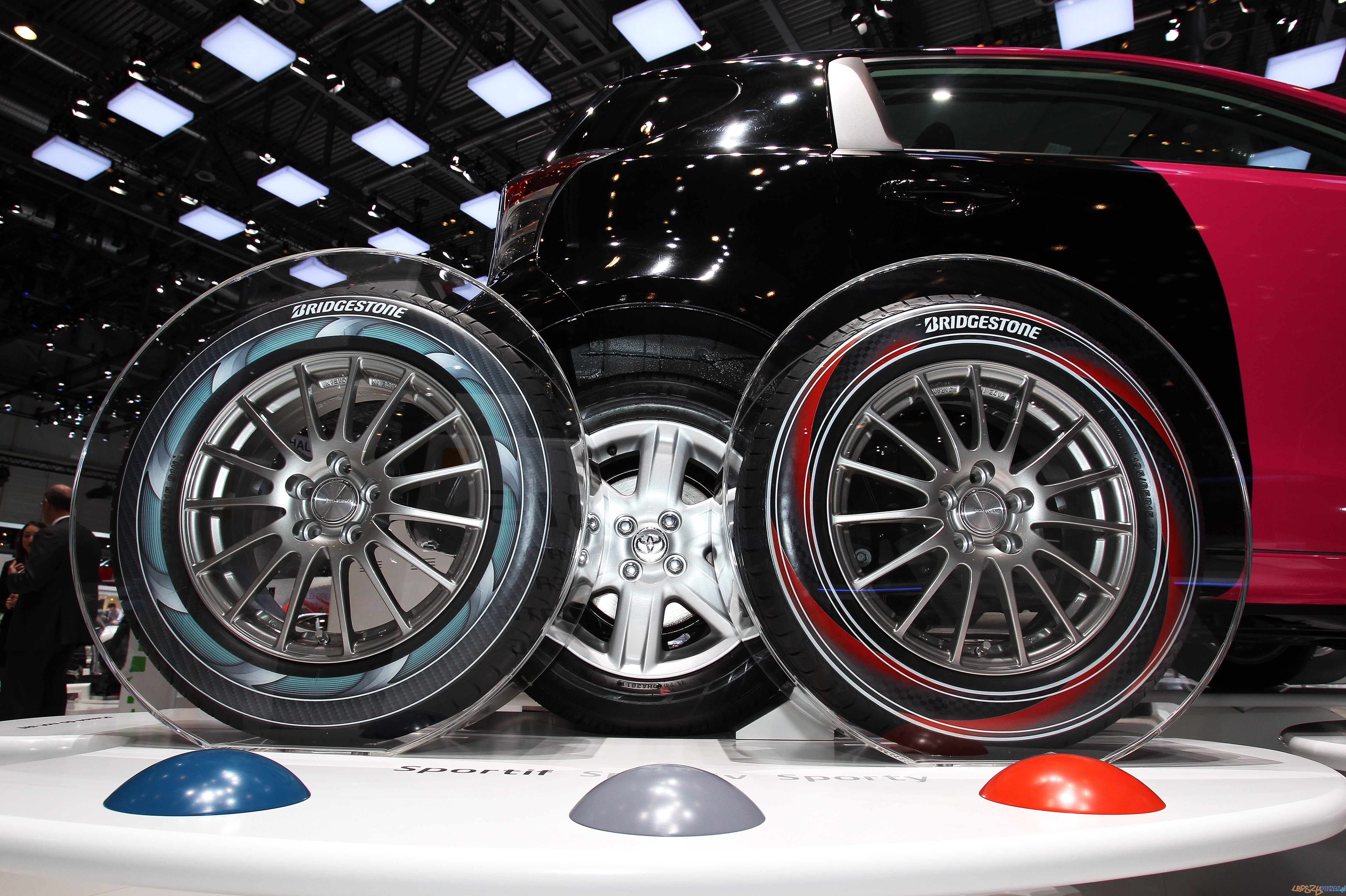 Opona nie musi być czarna Foto: Bridgestone Opona nie musi być czarna Foto: Bridgestone