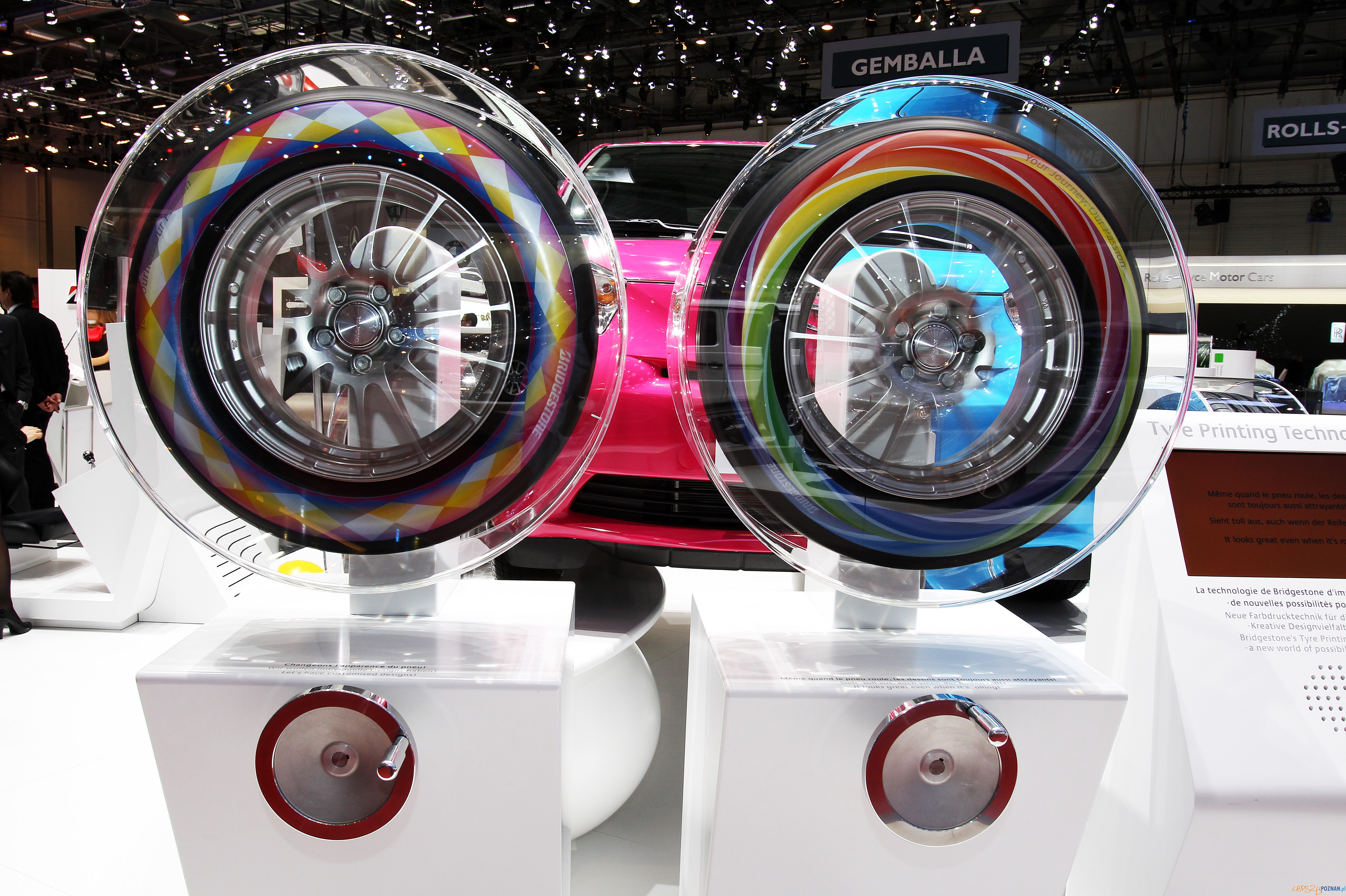 Opona nie musi być czarna Foto: Bridgestone Opona nie musi być czarna Foto: Bridgestone