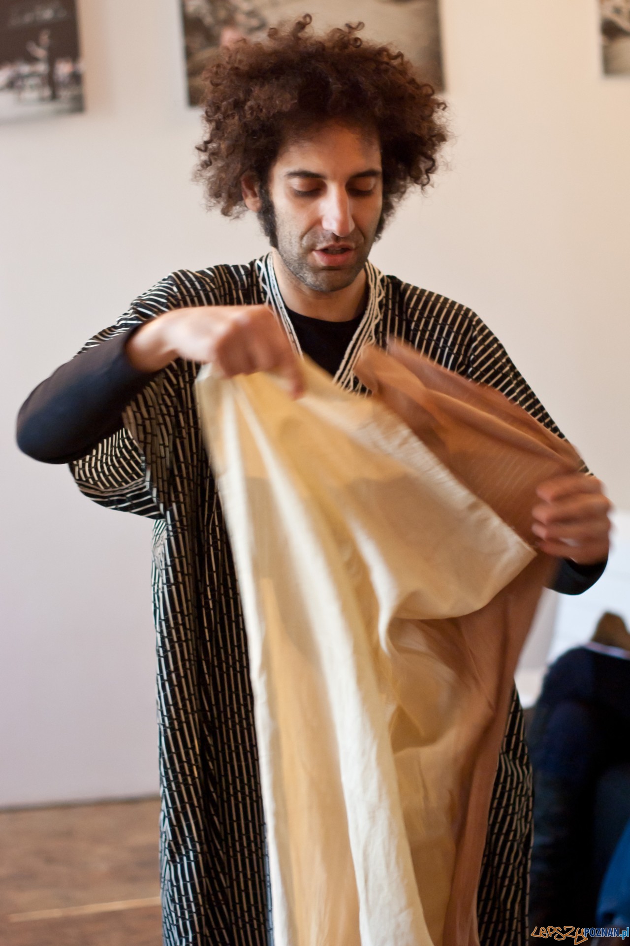 Hacen Sahraoui rzecznik festiwalu, współprowadzący warsztaty  Foto: 