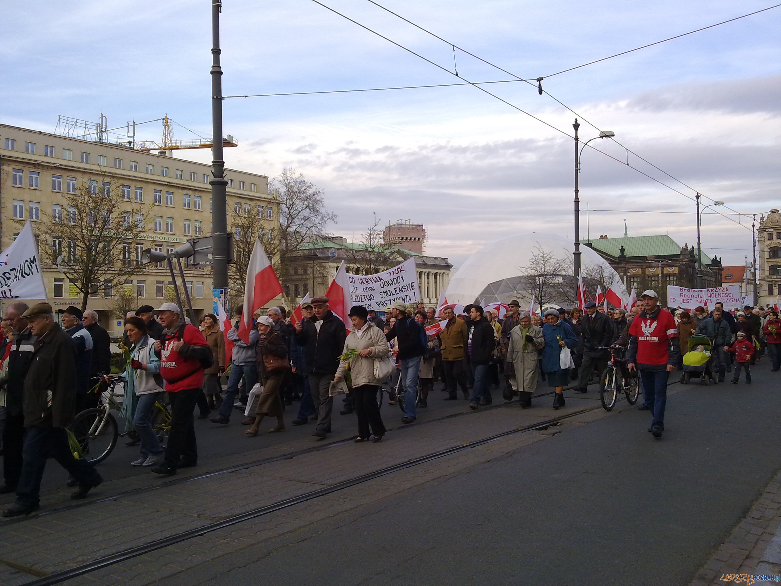 Obchodzy rocznicy katastrofy w Smoleńsku w Poznaniu Foto: Obchodzy rocznicy katastrofy w Smoleńsku w Poznaniu Foto: