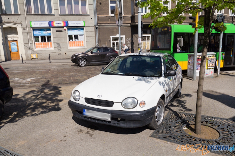 kierowcy parkują gdzie popadnie - ulica Podgórna Foto: lepszyPOZNAN.pl / Piotr Rychter kierowcy parkują gdzie popadnie - ulica Podgórna Foto: lepszyPOZNAN.pl / Piotr Rychter
