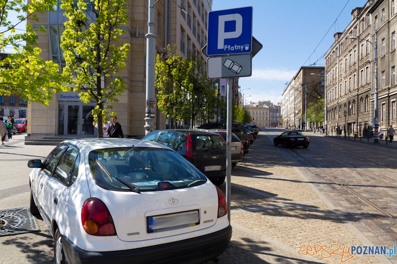 kierowcy parkują gdzie popadnie - ulica Podgórna Foto: lepszyPOZNAN.pl / Piotr Rychter kierowcy parkują gdzie popadnie - ulica Podgórna Foto: lepszyPOZNAN.pl / Piotr Rychter