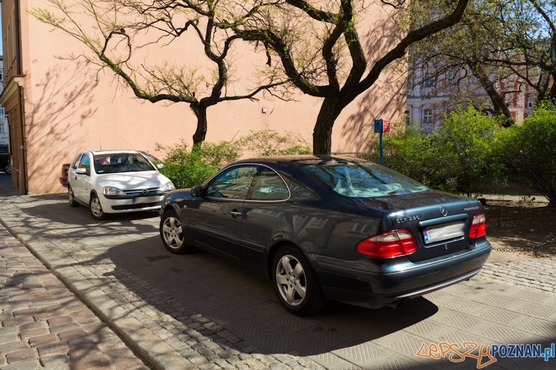 kierowcy parkują gdzie popadnie - skwer przy skrzyżowanieu Koziej i Klasztornej Foto: lepszyPOZNAN.pl / Piotr Rychter kierowcy parkują gdzie popadnie - skwer przy skrzyżowanieu Koziej i Klasztornej Foto: lepszyPOZNAN.pl / Piotr Rychter
