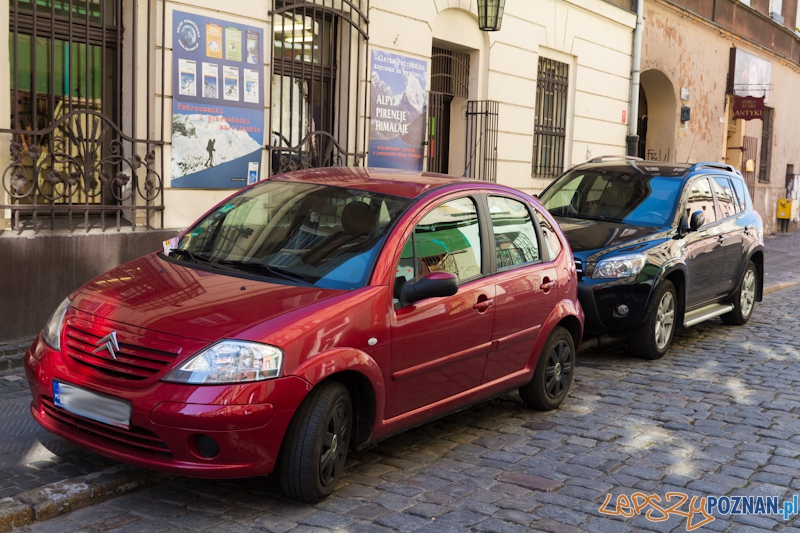 kierowcy parkują gdzie popadnie - ulica Ślusaska Foto: lepszyPOZNAN.pl / Piotr Rychter kierowcy parkują gdzie popadnie - ulica Ślusaska Foto: lepszyPOZNAN.pl / Piotr Rychter