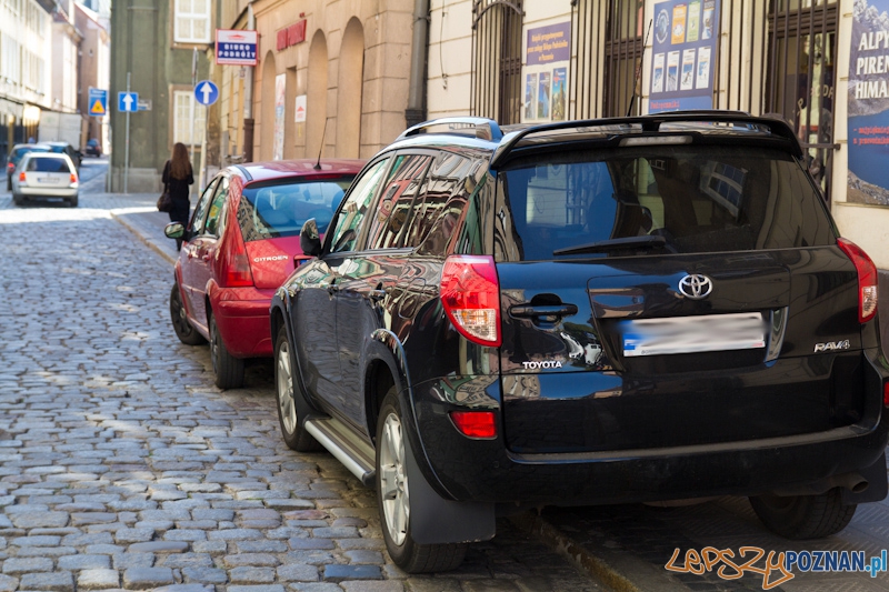 kierowcy parkują gdzie popadnie - ulica Ślusaska Foto: lepszyPOZNAN.pl / Piotr Rychter kierowcy parkują gdzie popadnie - ulica Ślusaska Foto: lepszyPOZNAN.pl / Piotr Rychter